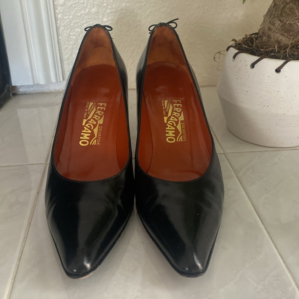 Salvatore Ferragamo black leather pump. Made in Florence, Italy - Picture 1 of 7